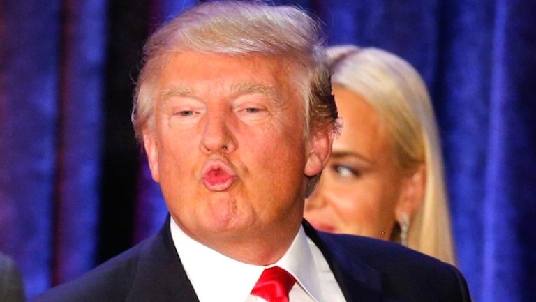 Donald Trump lanza beso durante un acto de campaña