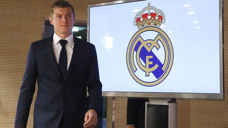 Kroos arriba a la conferencia tras firmar su renovación