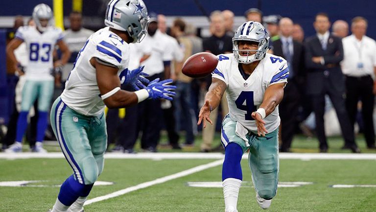 Dak Prescott deja el balón para Elliott