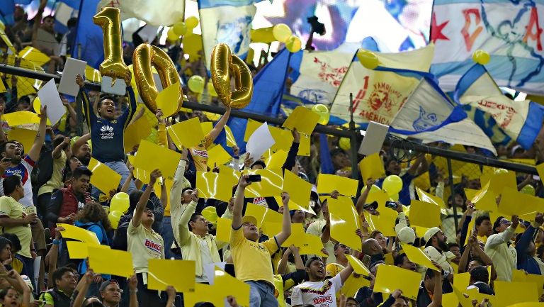 Afición del América festeja el Centenario azulcrema