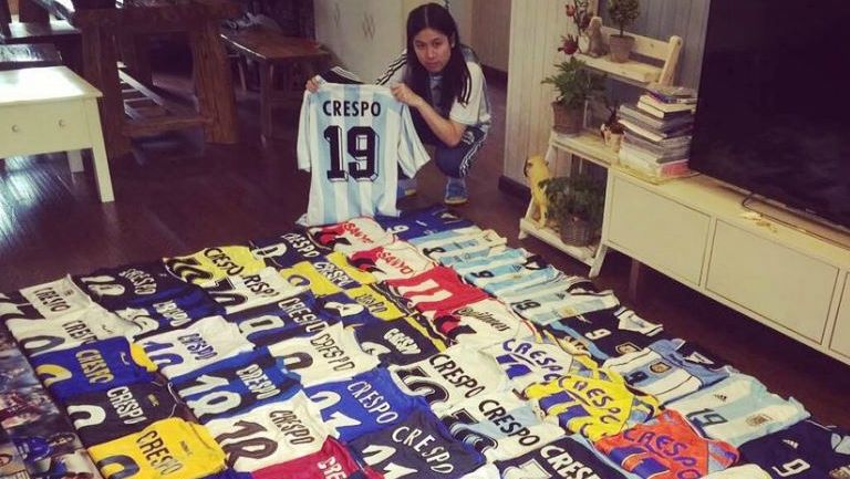 La fanática de Crespo con su colección de playeras