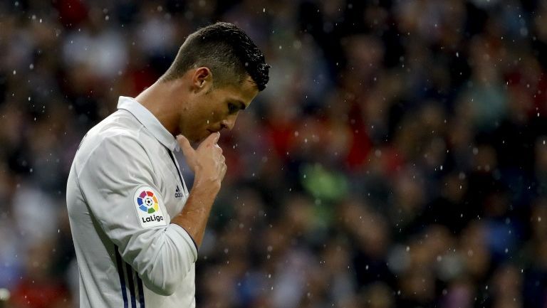 Cristiano Ronaldo pensativo en un partido del Real Madrid