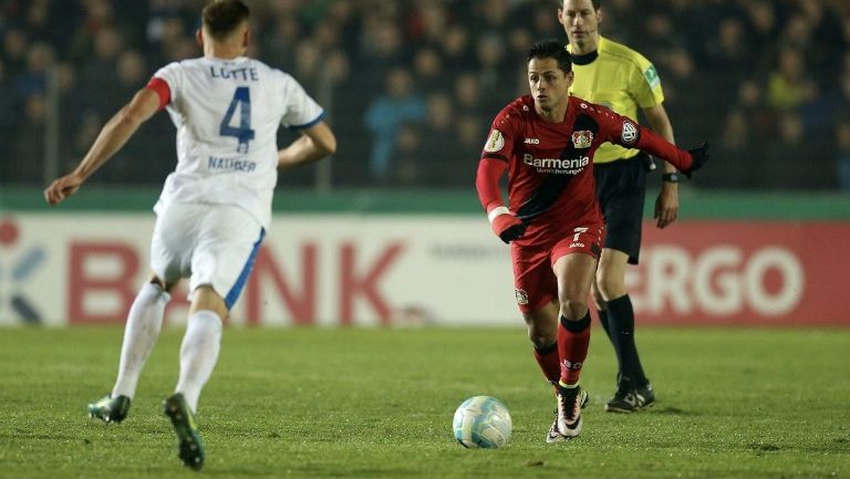 Javier Hernández conduce el balón en el duelo Lotte vs Bayer