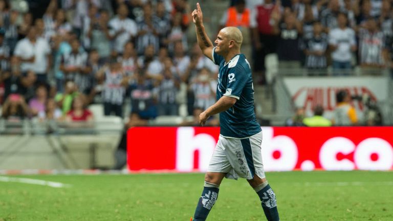 Humberto Suazo festeja en su juego de homenaje con Monterrey