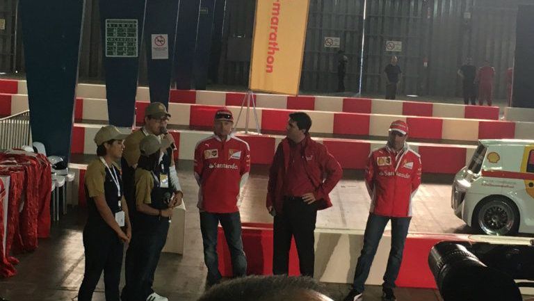 Kimi Raikkonen convive con estudiantes de la UNAM