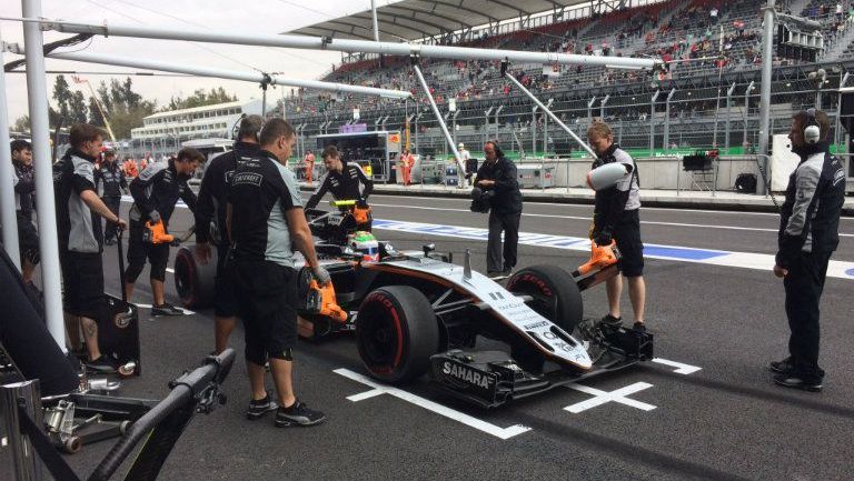 Checo Pérez es atendido en pits del AHR