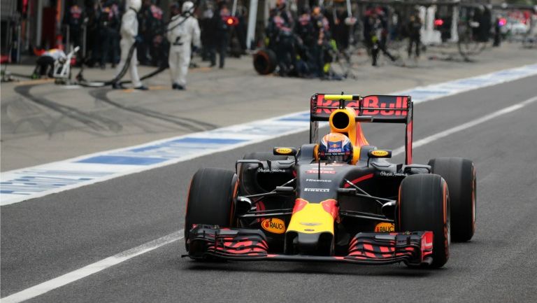 Max Verstappen sale de los pits del Autódromo Hermanos Rodríguez