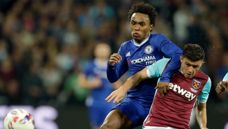 Willian pelea un balón durante el partido de Copa