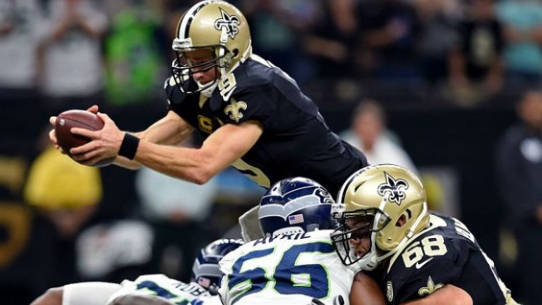 Drew Brees salta a la defensa de Seattle y anota un touchdown