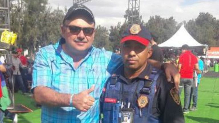 Hombre que perdió cartera en el GP de México posa junto al policía que le regreso su billetera