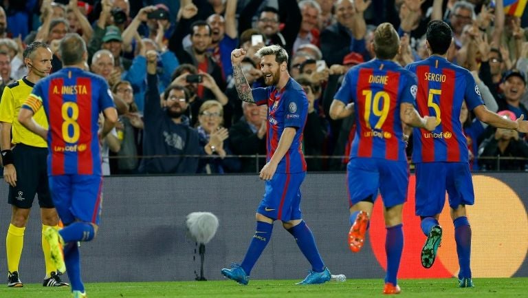 Jugadores del Barcelona corren a festejar con Messi un gol