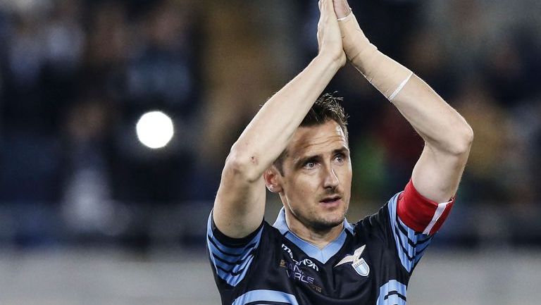 Klose se despide de la afición en juego de la Lazio