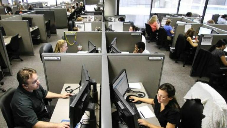 Imagen de unos empleados trabajando en su oficina