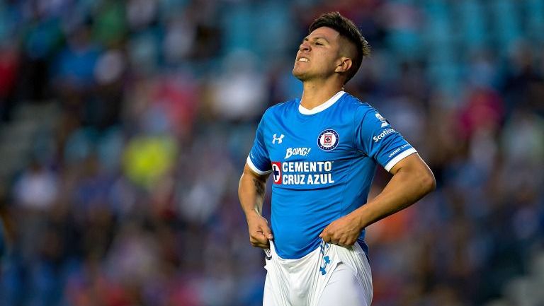 Jonatan Cristaldo se lamenta durante el juego entre Cruz Azul y Puebla