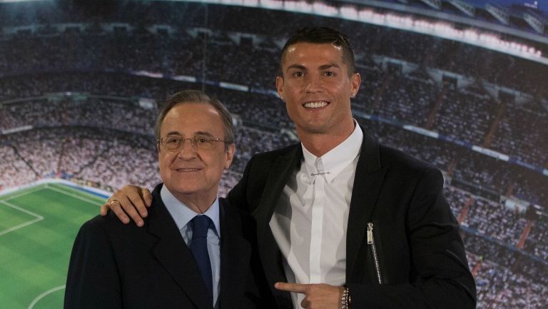 Cristiano Ronaldo junto a Florentino Pérez en el anuncio de su renovación de contrato