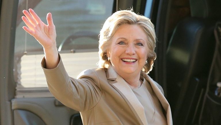 Hillary Clinton saluda durante su arribo a Nueva York