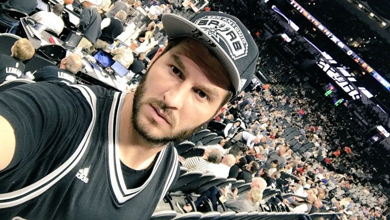 Gignac se toma selfie en el duelo de los Spurs de San Antonio 