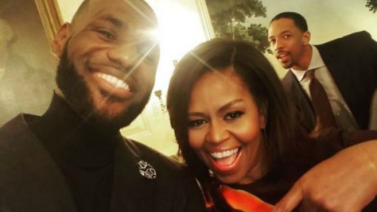 Michelle Obama y  LeBron James posan para selfie