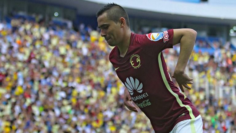 Paul Aguilar festeja un gol con el América