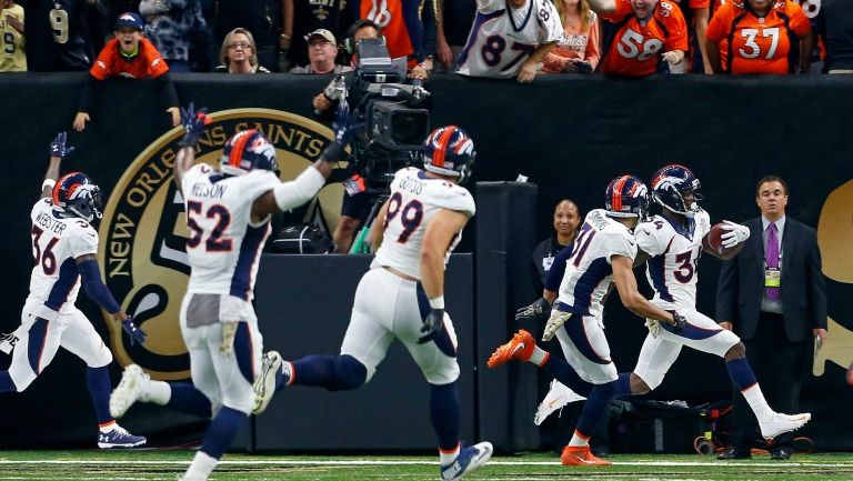 Simmons acarreando el balón hasta la zona de anotación para darle el triunfo a Denver