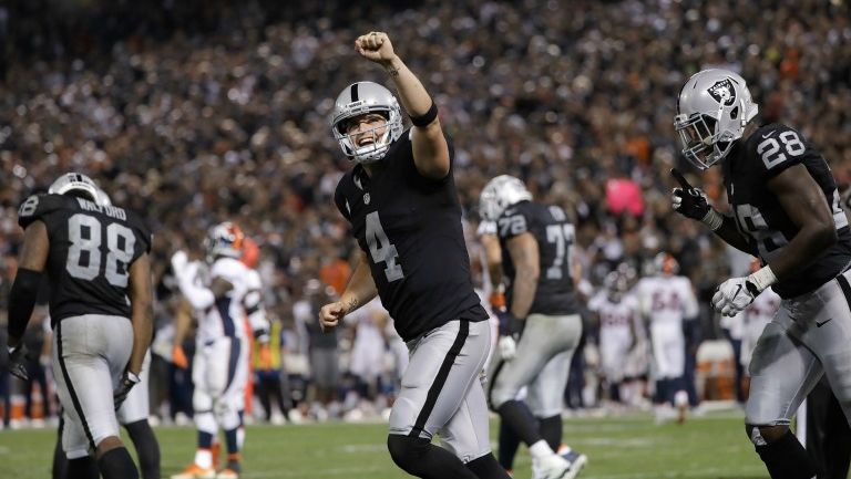 Derek Carr celebrando touchdown contra los Broncos