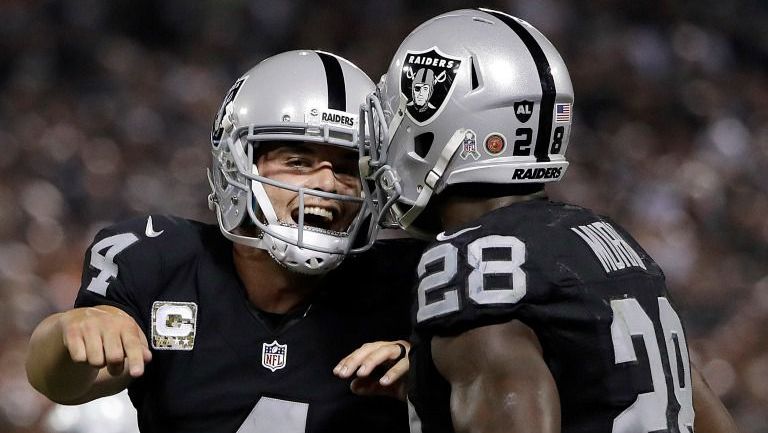 Raiders festejan touchdown durante un partido