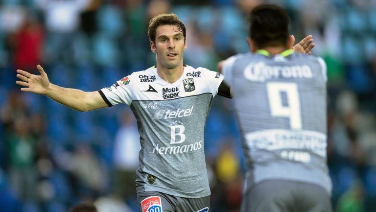 Mauro Boselli y Germán Cano festejan un gol de León