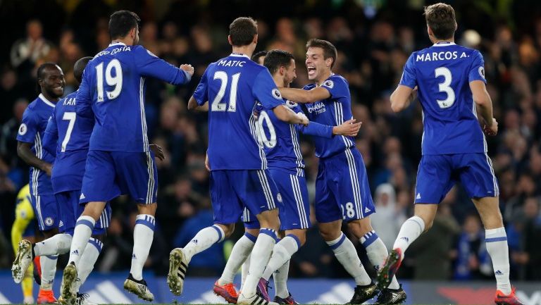 Jugadores del Chelsea festejan un gol