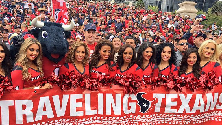 Porristas, 'Toro' y aficionados de Texans se retratan en el Ángel