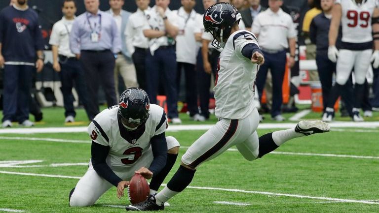 Nick Novak patea un gol de campo durante un partido de los Texans