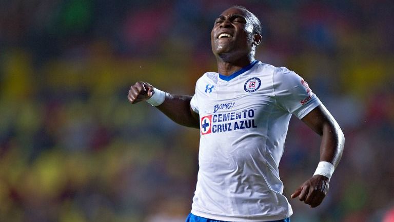 Guerrón se lamenta en un partido de Cruz Azul