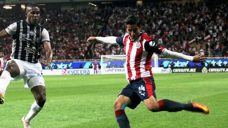 Carlos Cisneros a punto de mandar un pase con Chivas