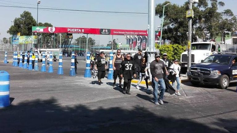 Unos fanáticos de Raiders llegando al estadio Azteca