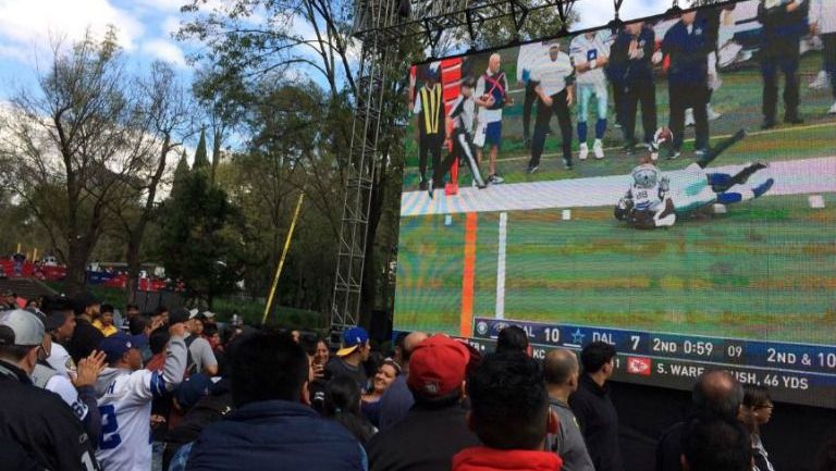 Aficionados mexicanos disfrutan del juego entre Ravens y Cowboys