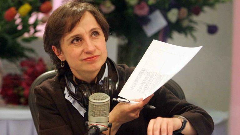 Carmen Aristegui durante un programa de radio