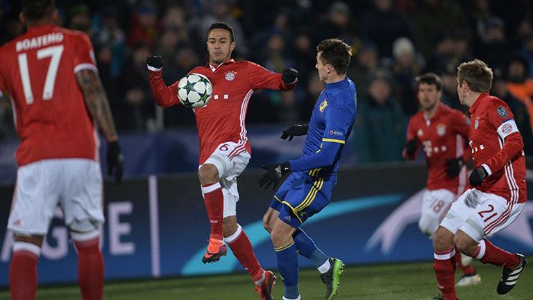 Thiago Alcántara pelea el esférico con Poloz en la cancha del Rostov