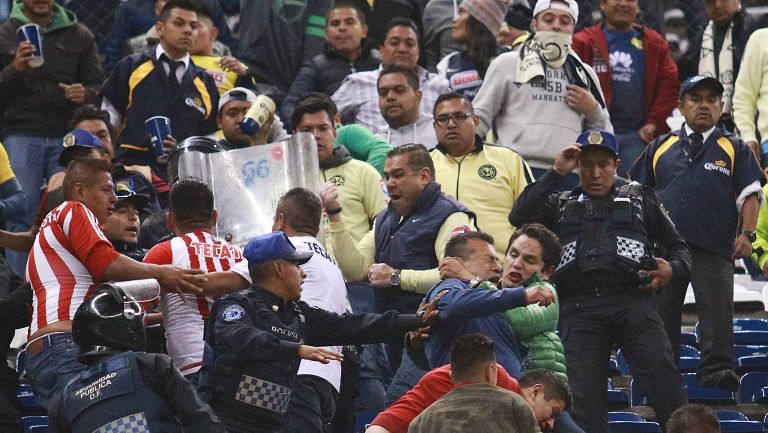 Enfrentamiento entre seguidores en la tribuna del Azteca