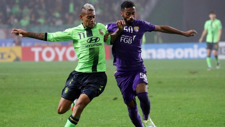  Lopes del Jeonbuk y Fayez del Al Ain peleán el esférico 