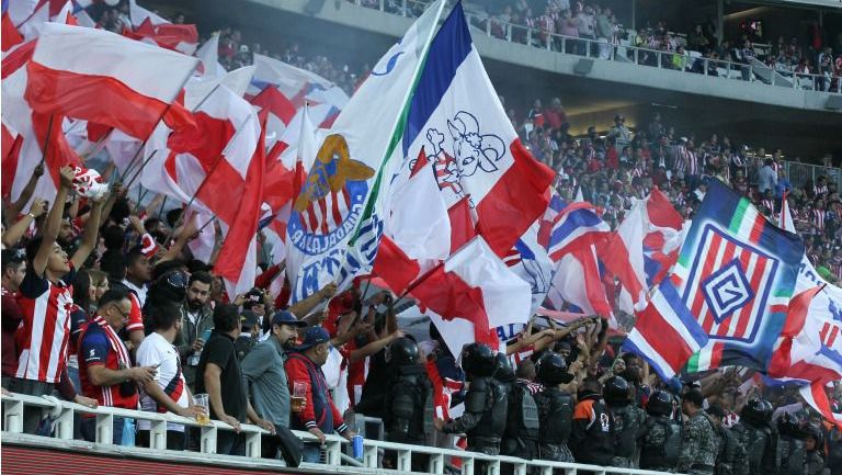 La porra de Chivas durante el Clásico