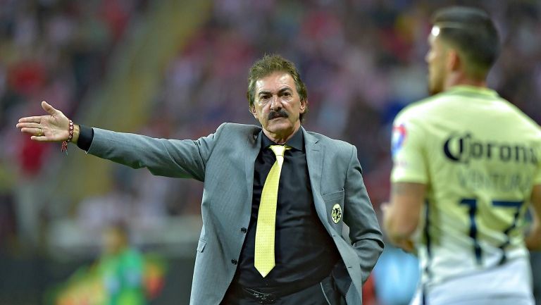 Ricardo La Volpe durante el partido contra Chivas