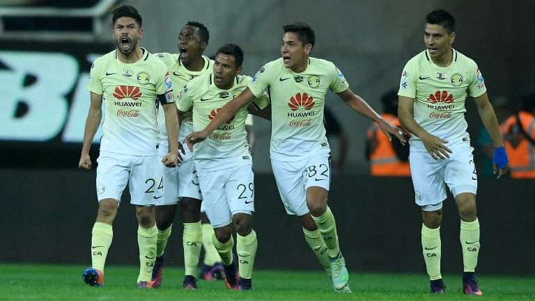 Jugadores del América celebran el gol frente a Chivas