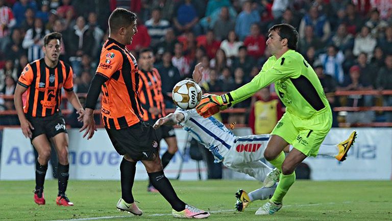 Barovero fildea el esférico en la cancha de Pachuca