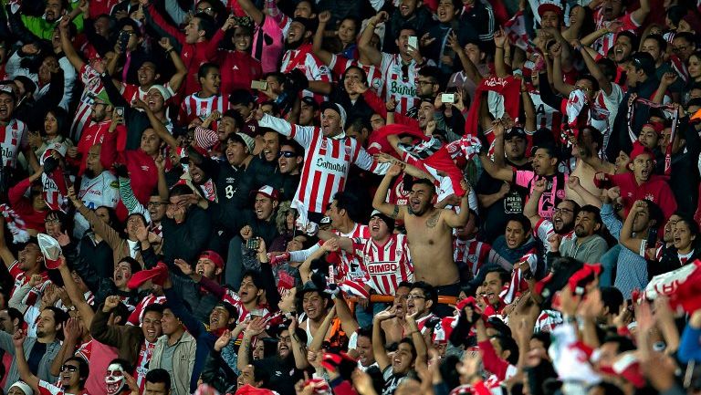 Aficionados del Necaxa festejan pase a las 'Semis' del A2016