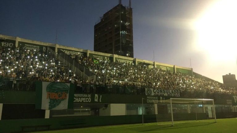 Aficionados rinden homenaje a Chapecoense en la Arena Condá