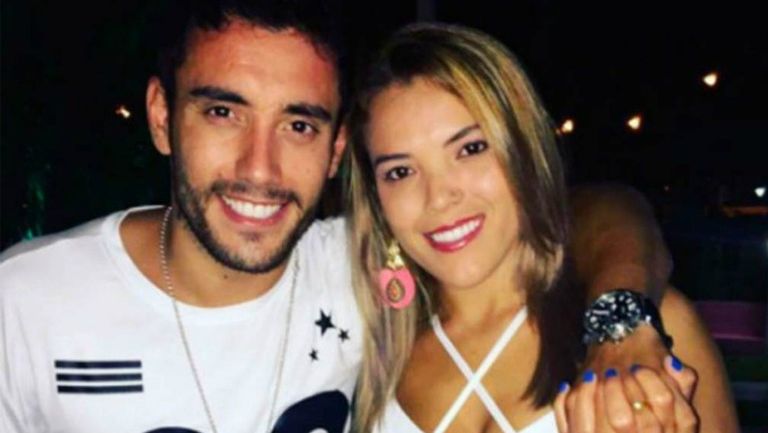 Alan Ruschel, en compañía de su novia en Brasil 