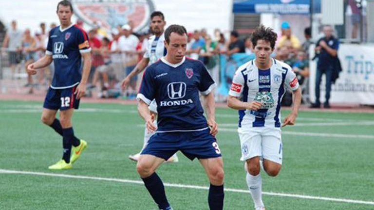 Torrado controla el balón en juego de Indy Eleven 