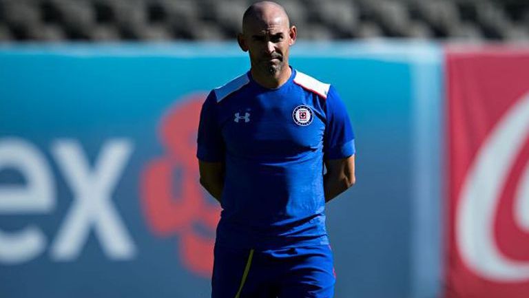 Paco Jémez dirige un entrenamiento de Cruz Azul