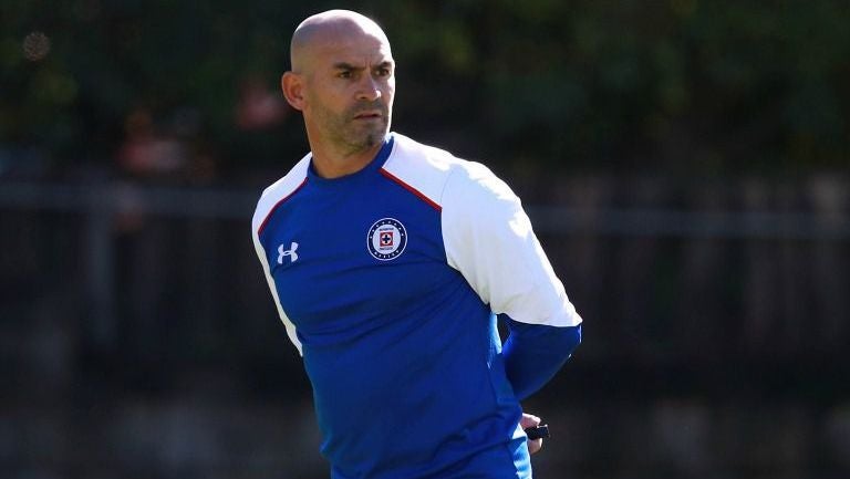 Paco Jémez dirige un entrenamiento con Cruz Azul