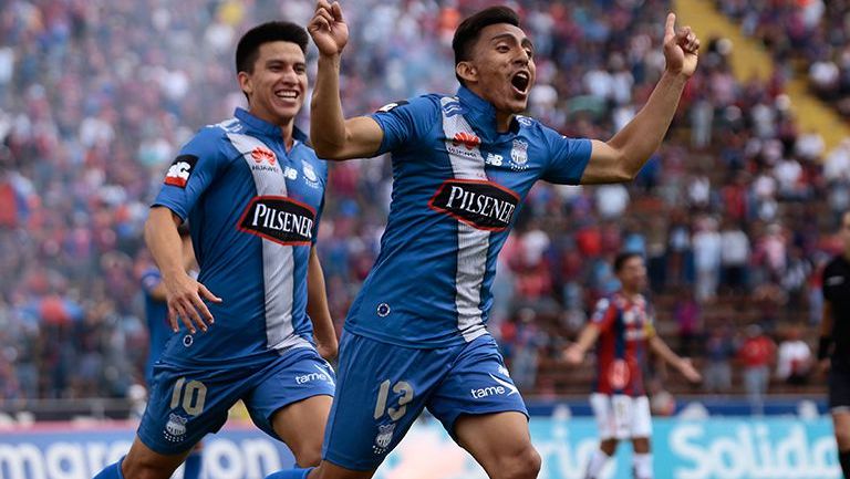 Ángel Mena festeja un gol con Emelec