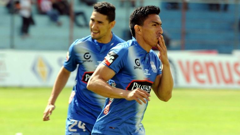 Ángel Mena festejando un gol con el Emelec